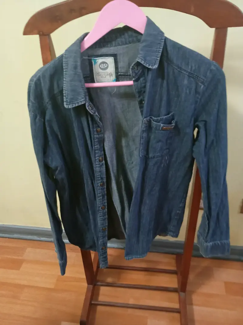 Camisa de mezclilla azul con parches - 2