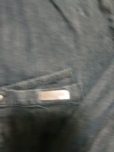 Camisa de mezclilla azul con parches - miniatura 3