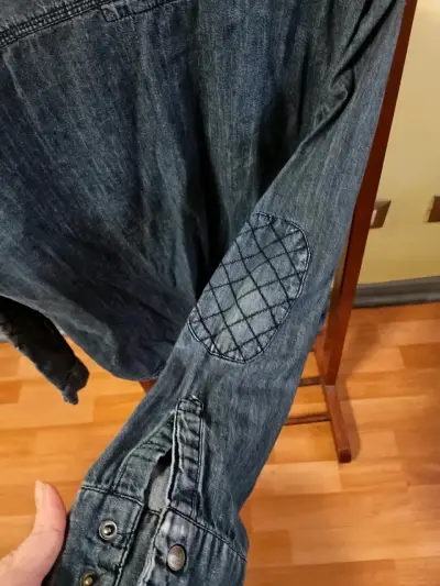 Camisa de mezclilla azul con parches - miniatura 4