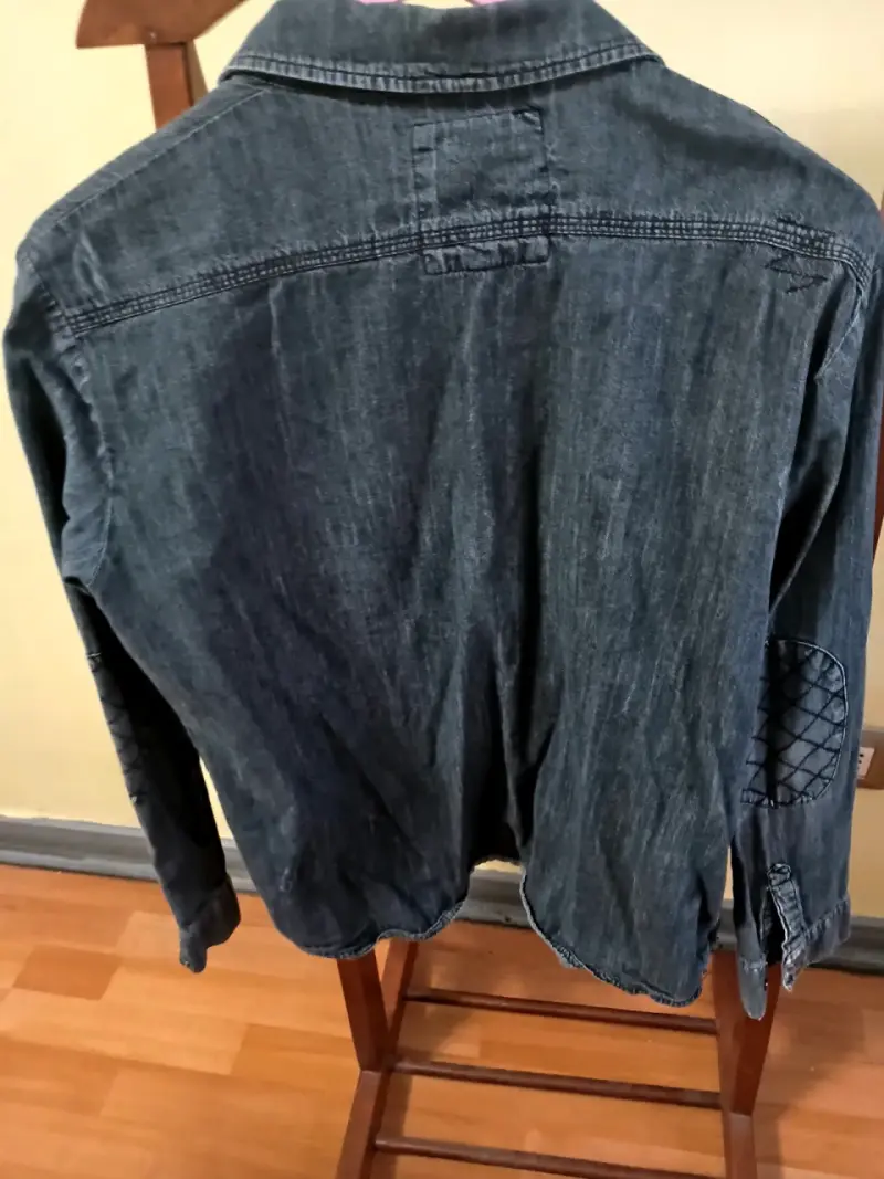 Camisa de mezclilla azul con parches - 5
