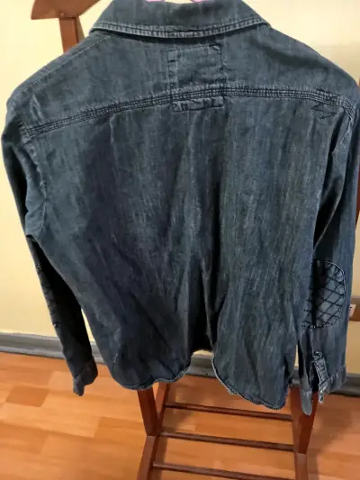 Camisa de mezclilla azul con parches - miniatura 5