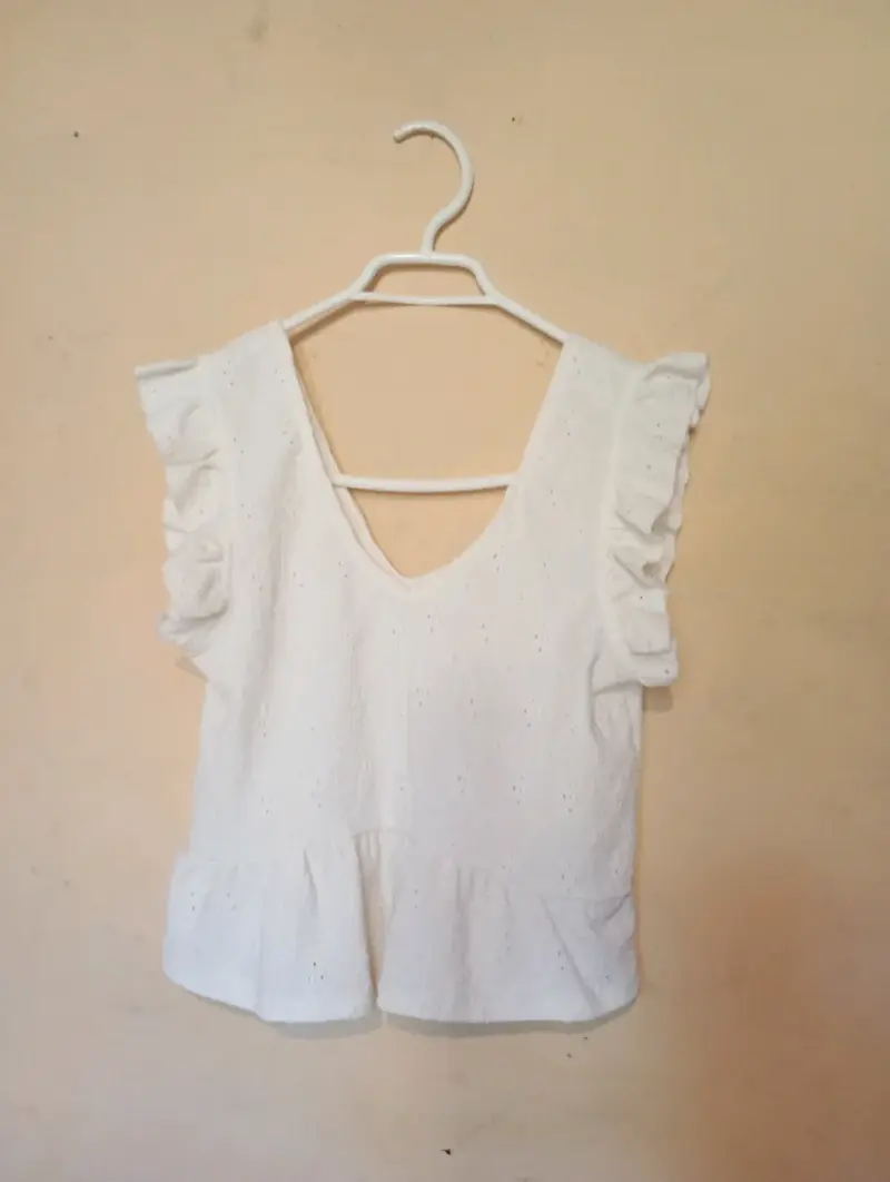 Blusa blanca con volantes y bordado - 1