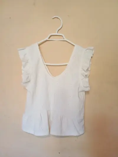 Blusa blanca con volantes y bordado - miniatura 1