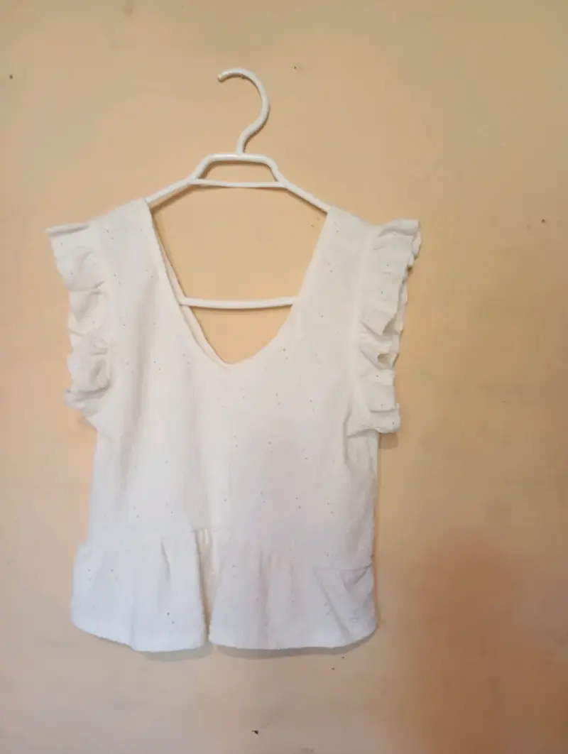 Blusa blanca con volantes y bordado - 2