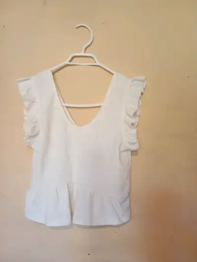 Blusa blanca con volantes y bordado - miniatura 2