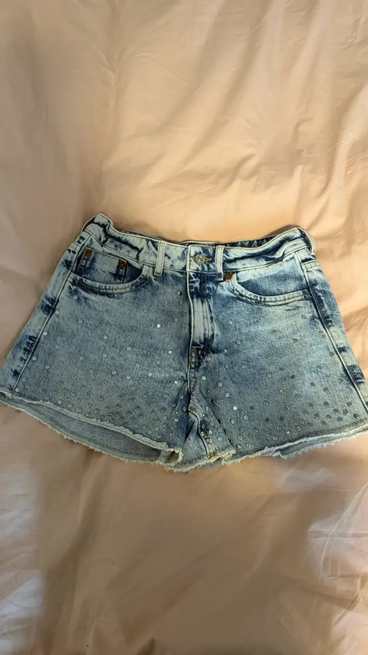 Shorts de mezclilla Zara con tachas decorativas - 1