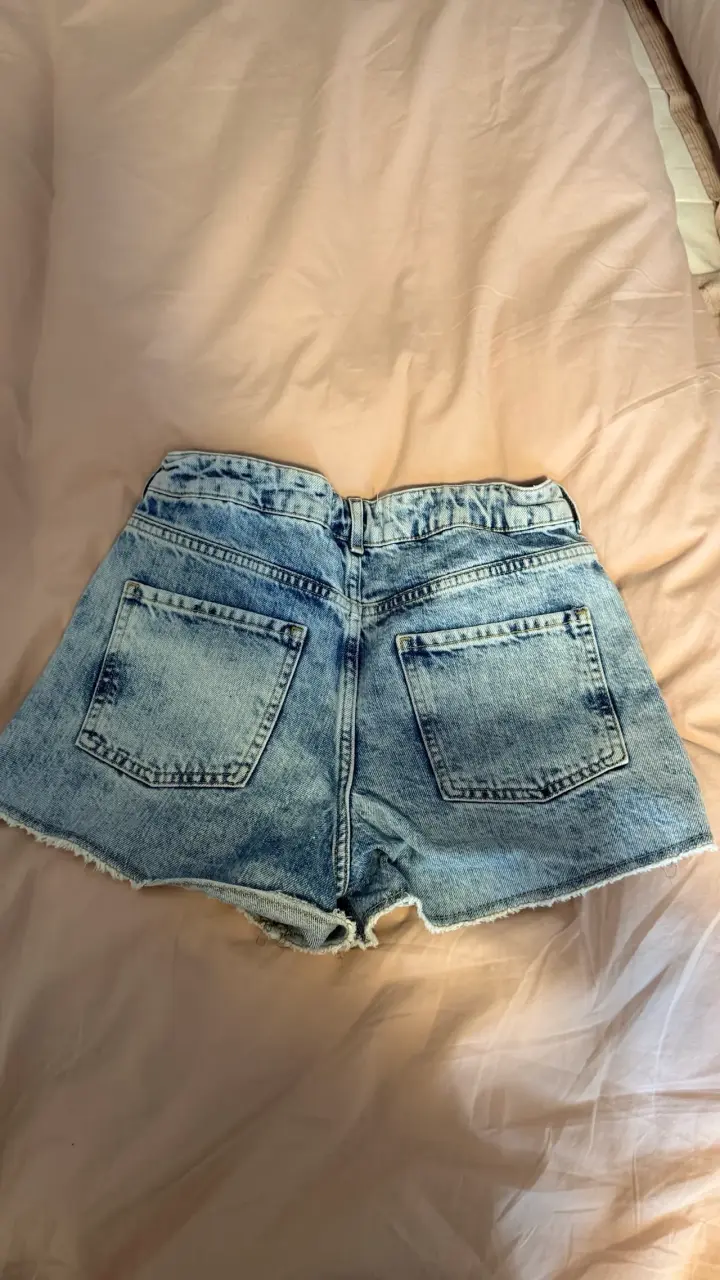 Shorts de mezclilla Zara con tachas decorativas - 2