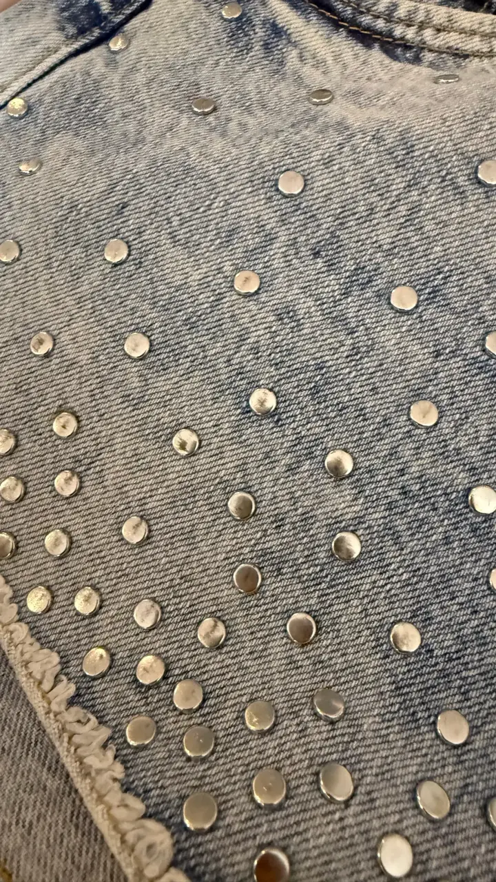 Shorts de mezclilla Zara con tachas decorativas - 3