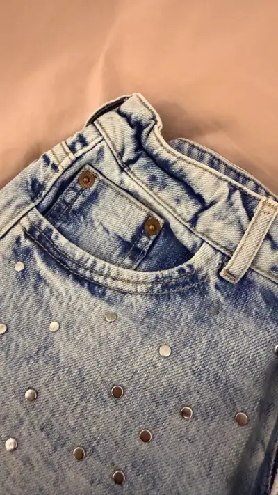 Shorts de mezclilla Zara con tachas decorativas - miniatura 5