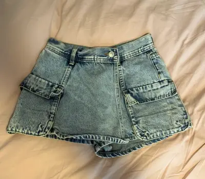 Falda short foster de mezclilla c bolsillos cargo - miniatura 1