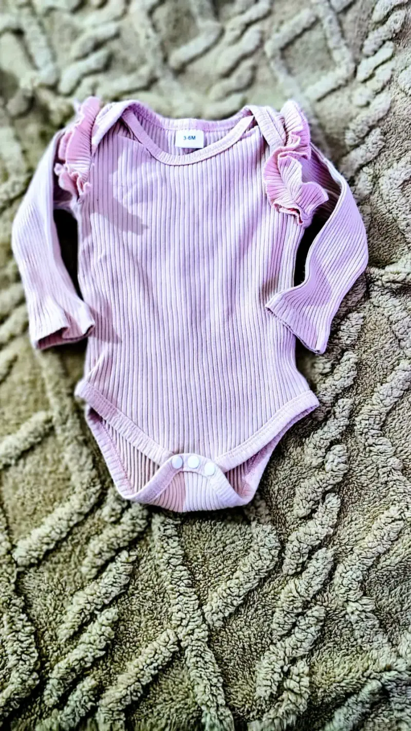 Body de bebé rosado con volantes - 1