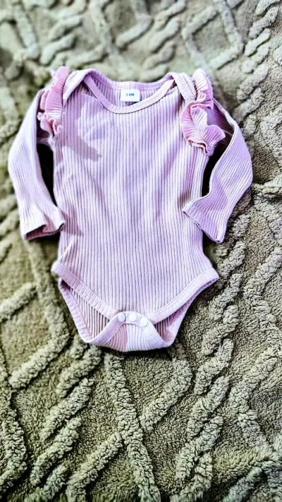 Body de bebé rosado con volantes - miniatura 1