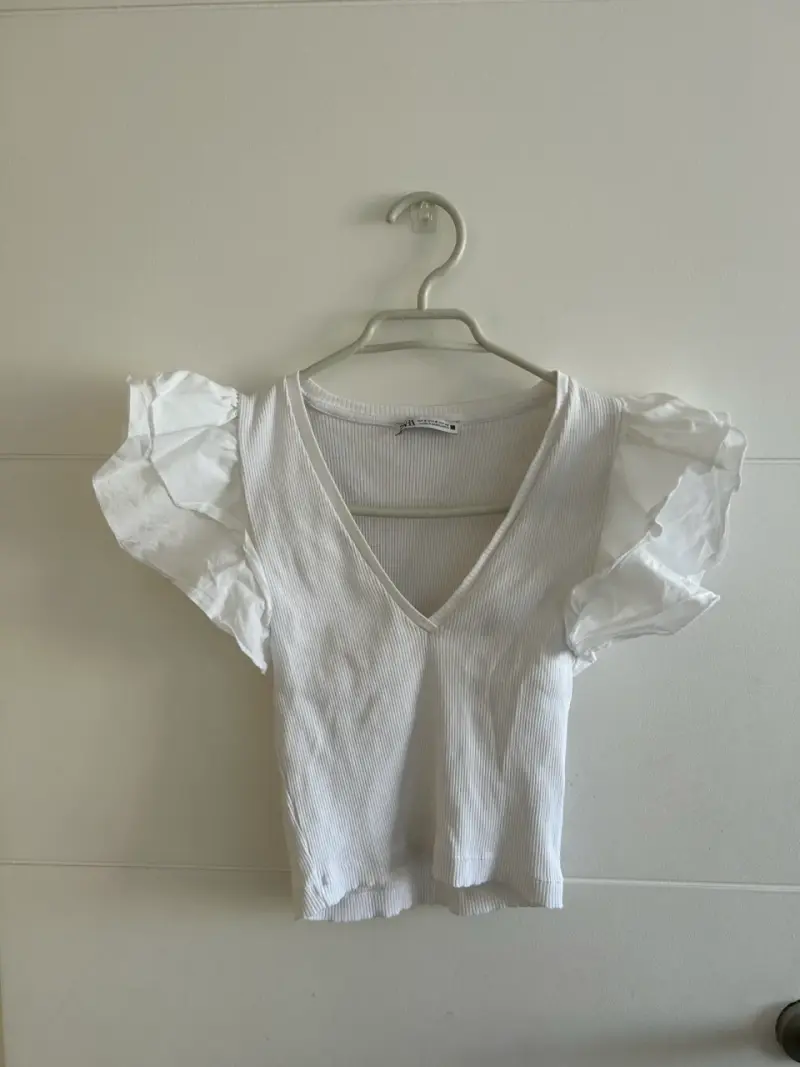 Blusa blanca con mangas abullonadas - 1