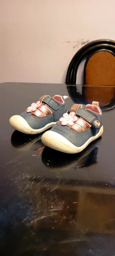 Zapatos de bebé con diseño floral - miniatura 1