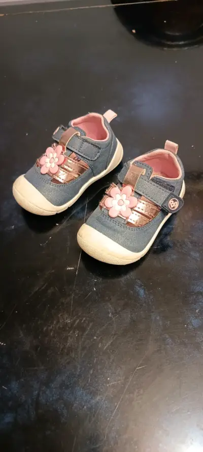 Zapatos de bebé con diseño floral - miniatura 2