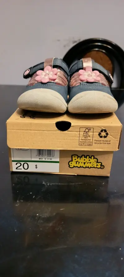Zapatos de bebé con diseño floral - miniatura 3