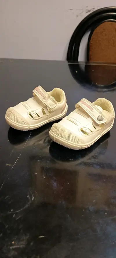 Zapatos de bebé beige con velcro. - miniatura 1