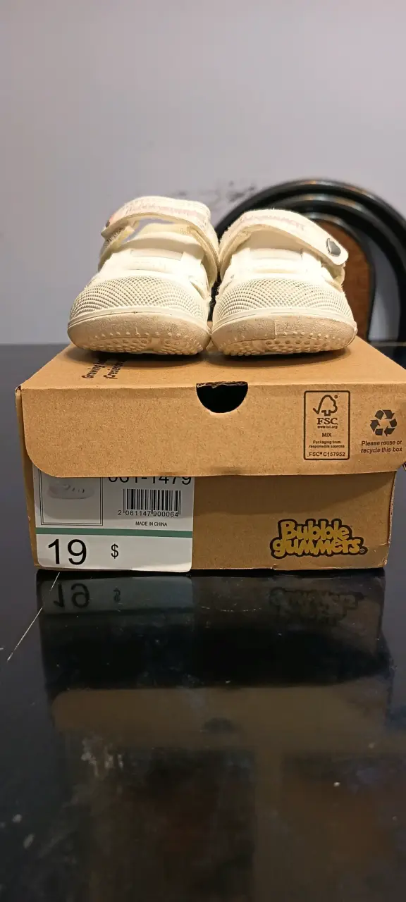 Zapatos de bebé beige con velcro. - 2