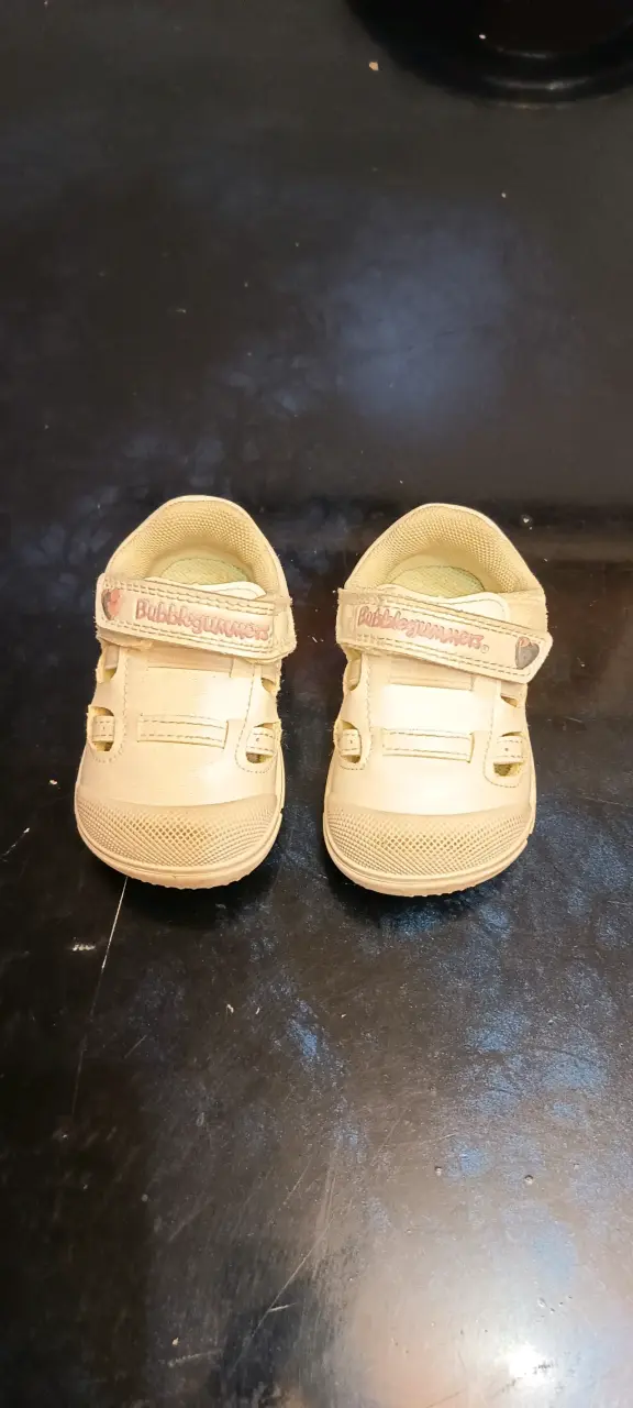 Zapatos de bebé beige con velcro. - 3