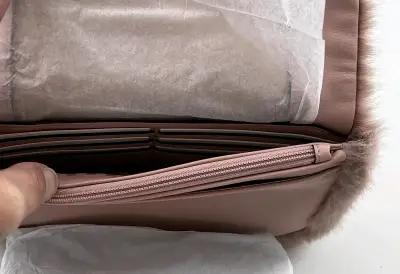 Cartera de mano peluda color rosadoaplomado - miniatura 1
