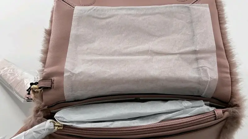 Cartera de mano peluda color rosadoaplomado - 3