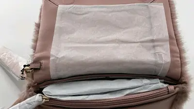 Cartera de mano peluda color rosadoaplomado - miniatura 3