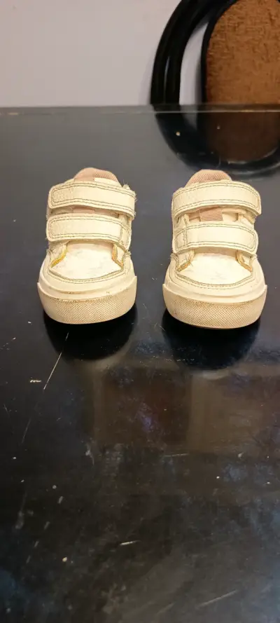 Zapatillas de bebé blanca con flores con velcro - miniatura 1