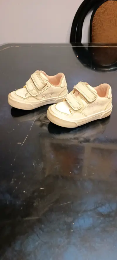 Zapatillas de bebé blanca con flores con velcro - miniatura 2