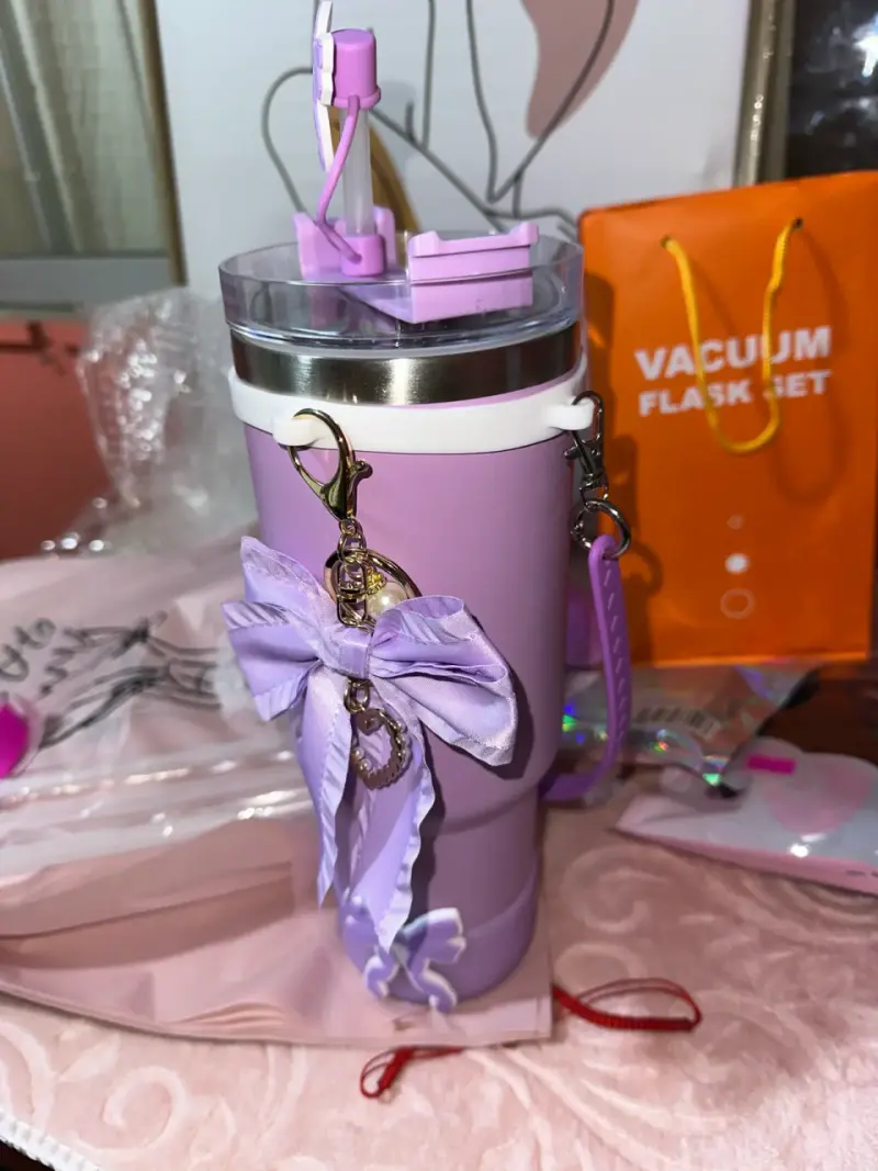 Termo morado con diseño de lazo y llavero - 1