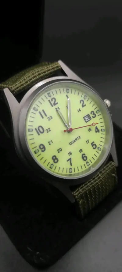 Reloj de pulsera militar con correa verde - miniatura 1