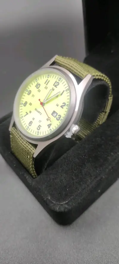Reloj de pulsera militar con correa verde - miniatura 2