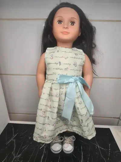 Muñeca de colección con vestido estampado - miniatura 1