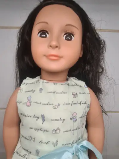 Muñeca de colección con vestido estampado - miniatura 2