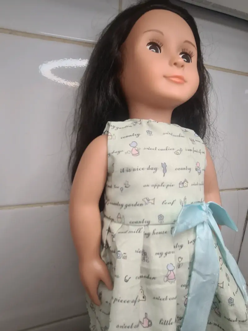 Muñeca de colección con vestido estampado - 3
