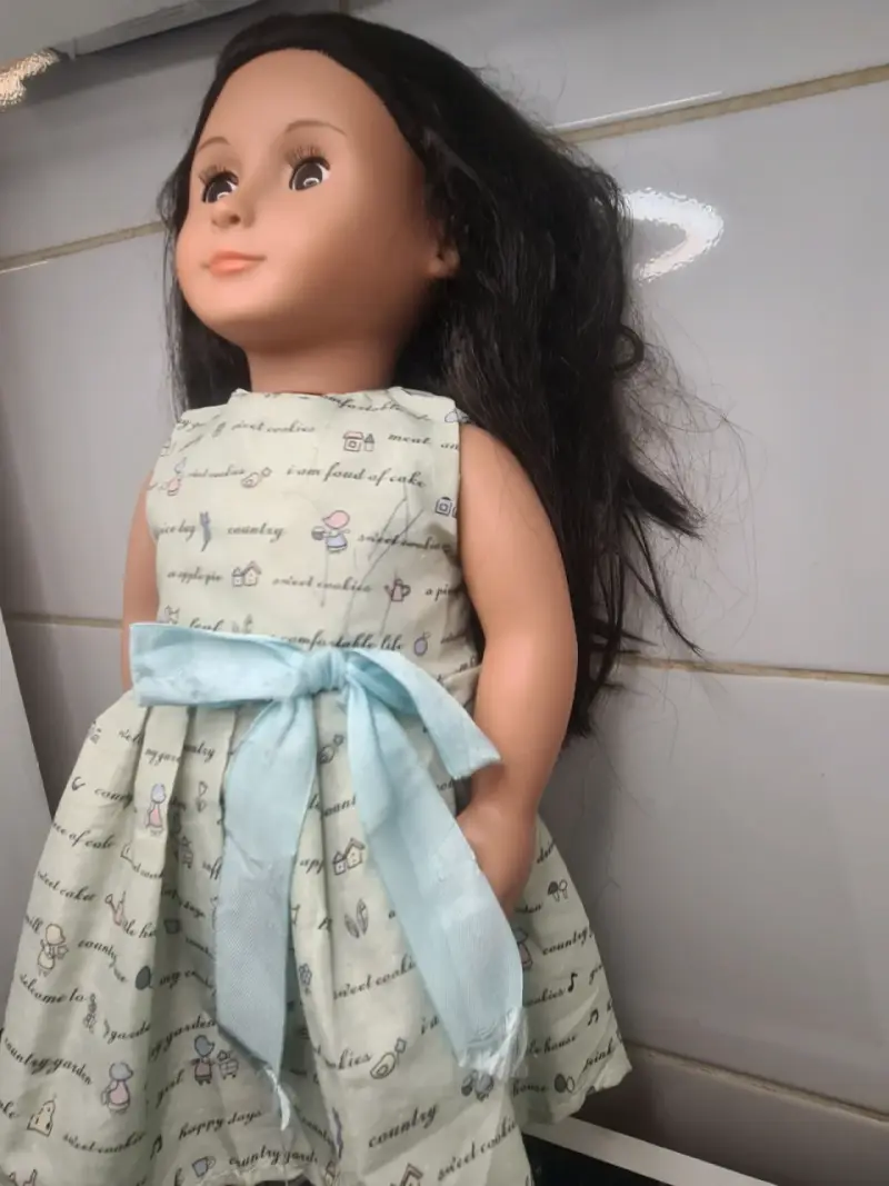 Muñeca de colección con vestido estampado - 4