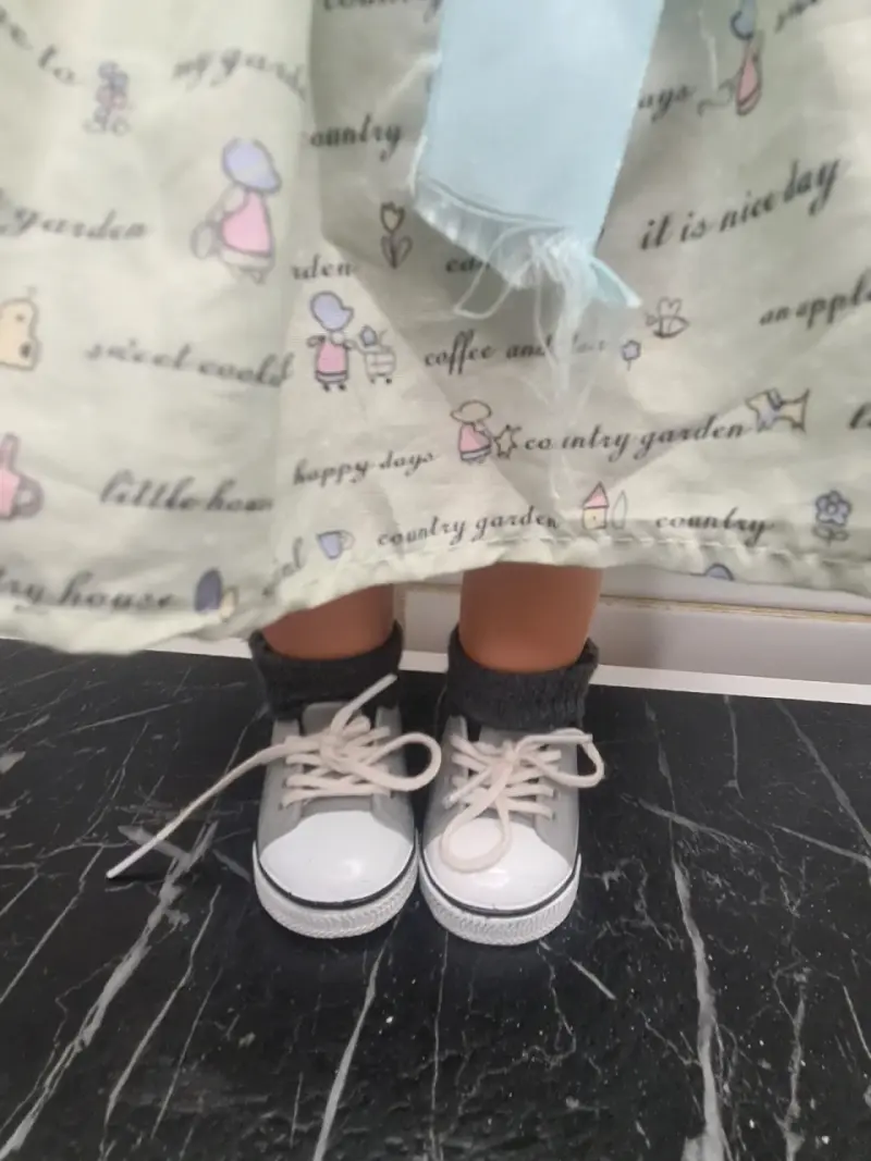 Muñeca de colección con vestido estampado - 5