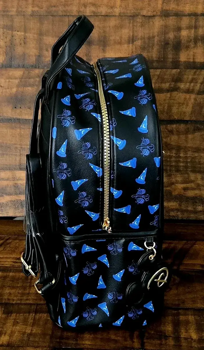 Mochila negra con estampado azul de sombreros - 1