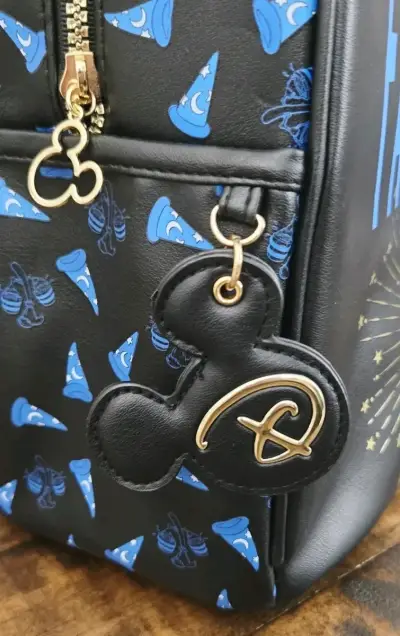 Mochila negra con estampado azul de sombreros - miniatura 2
