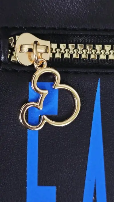 Mochila negra con estampado azul de sombreros - miniatura 4