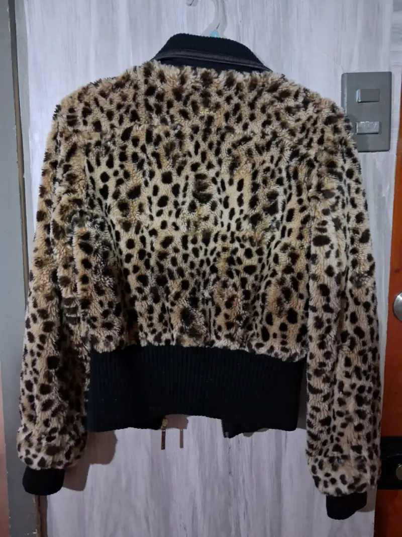 Chaqueta de piel sintética con estampado animal - 1