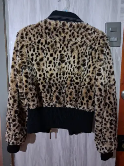 Chaqueta de piel sintética con estampado animal - miniatura 1
