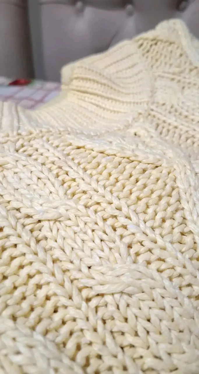 Suéter de lana beige con diseño trenzado - 2