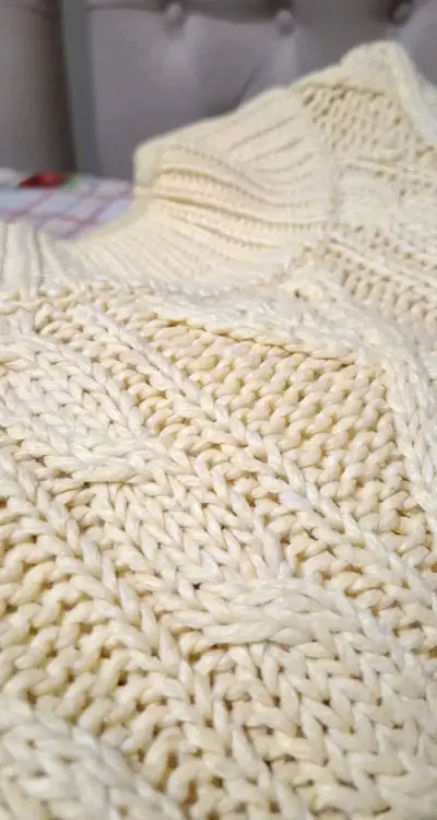 Suéter de lana beige con diseño trenzado - miniatura 2