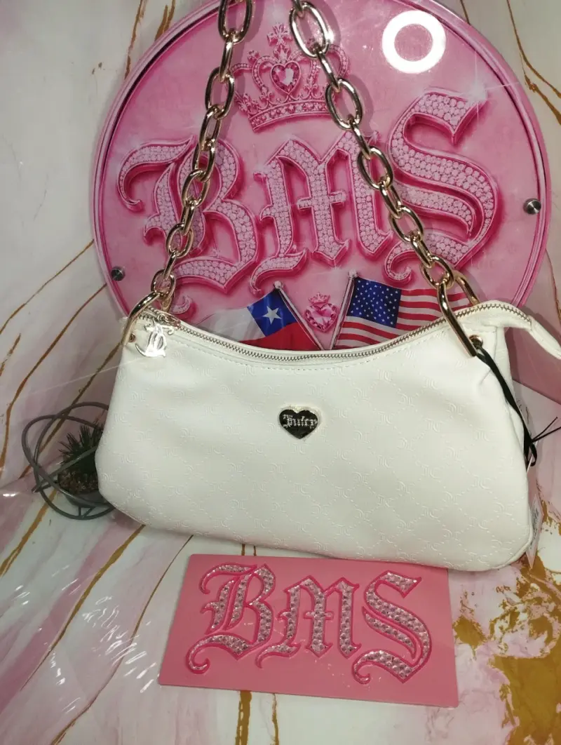 Cartera blanca Juicy Couture con cadena dorada