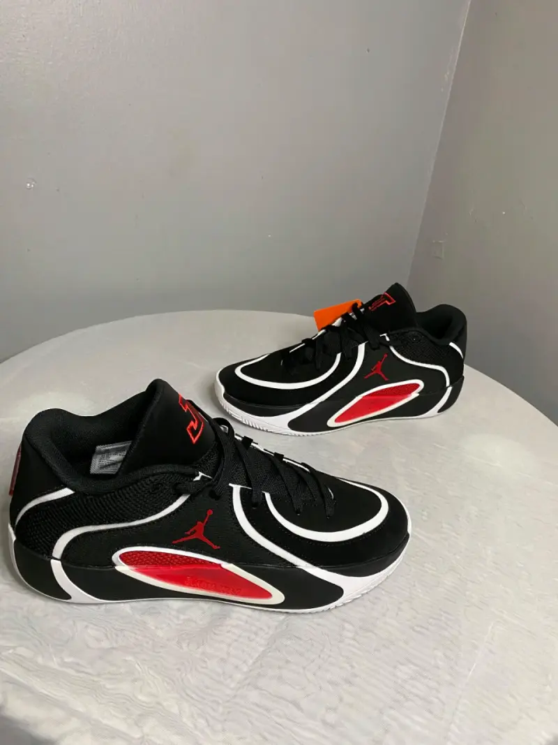 Zapatillas deportivas negras y rojas Jordan - 1