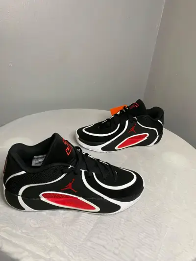 Zapatillas deportivas negras y rojas Jordan - miniatura 1