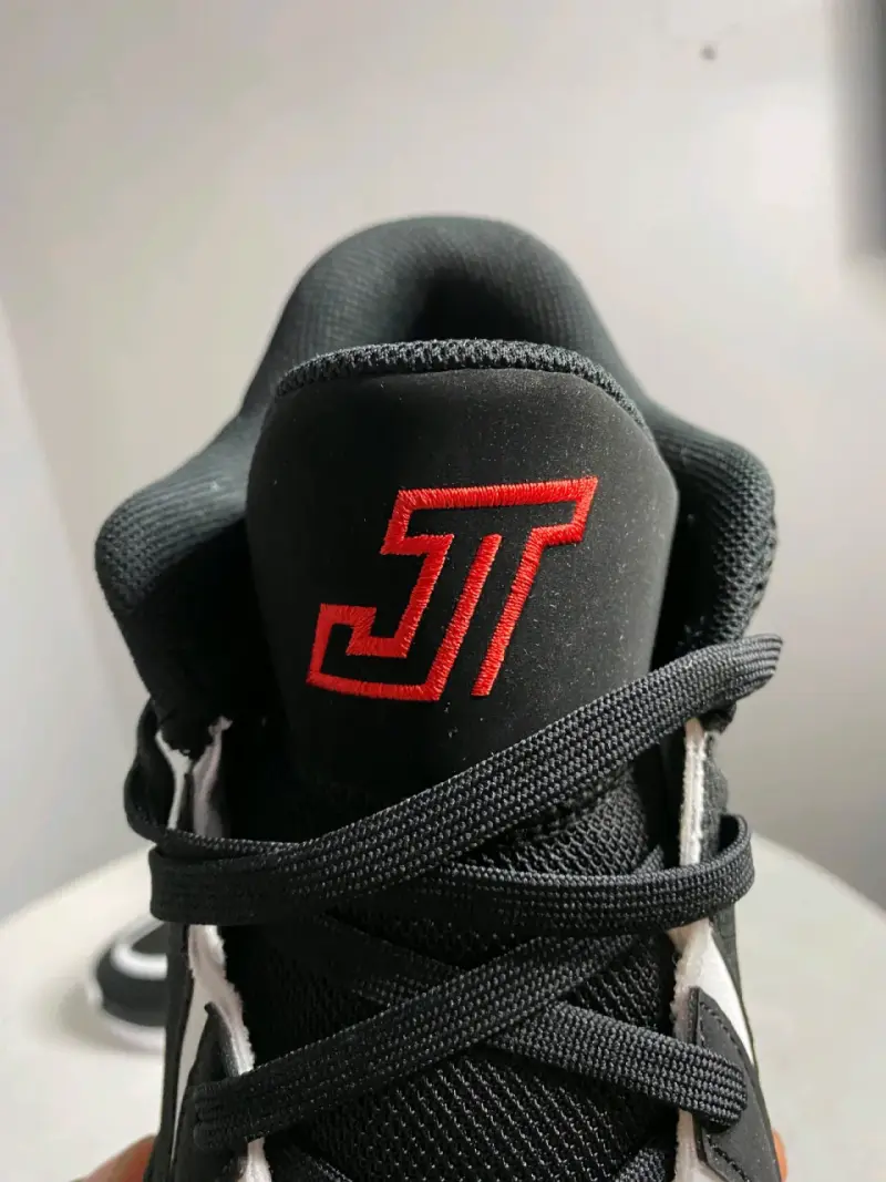 Zapatillas deportivas negras y rojas Jordan - 2