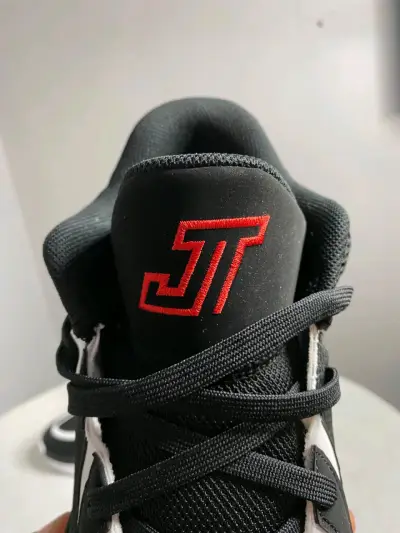 Zapatillas deportivas negras y rojas Jordan - miniatura 2
