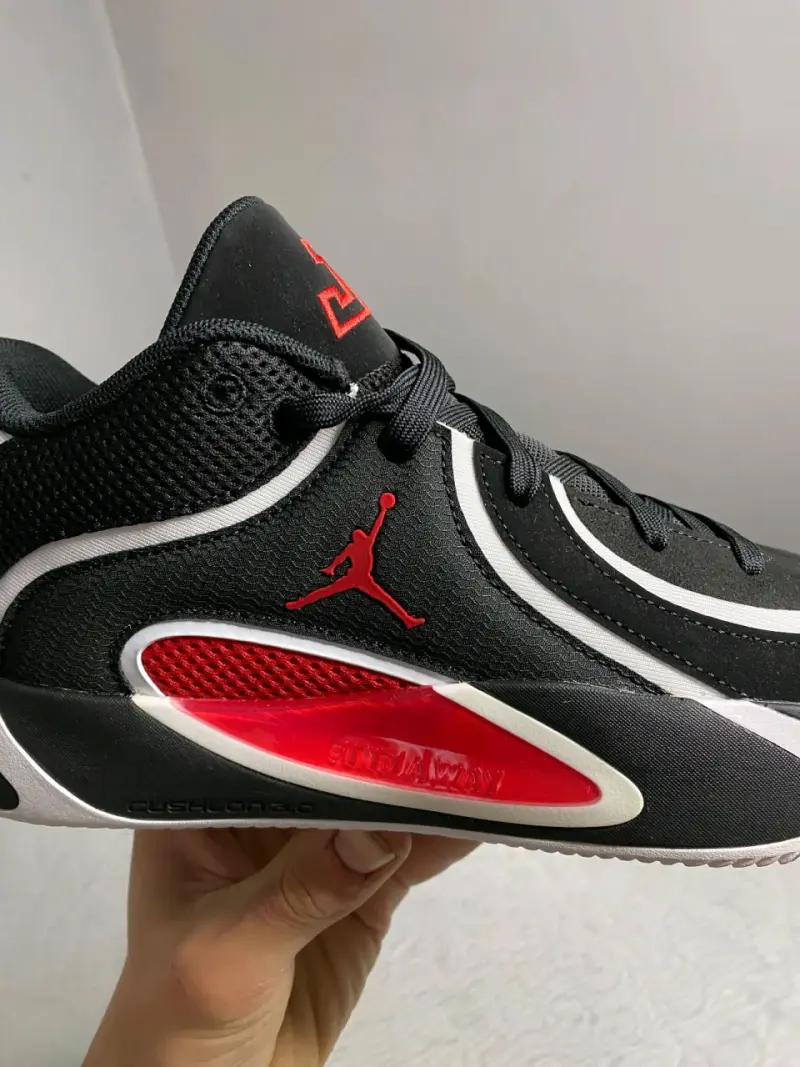 Zapatillas deportivas negras y rojas Jordan - 3