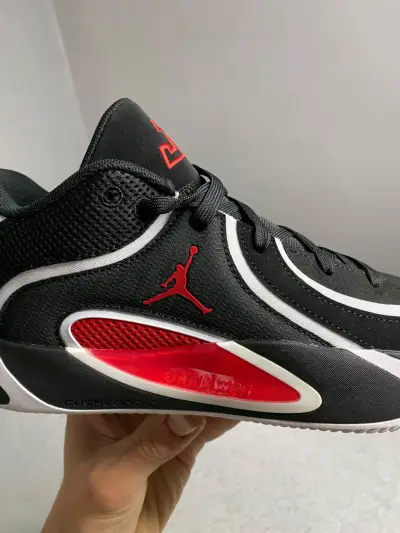 Zapatillas deportivas negras y rojas Jordan - miniatura 3